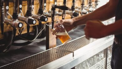 Der rückläufige Bierabsatz zwingt zahlreiche Brauereien dazu, neue digitale Vertriebswege zu nutzen. © Freepik, wavebreakmedia_micro